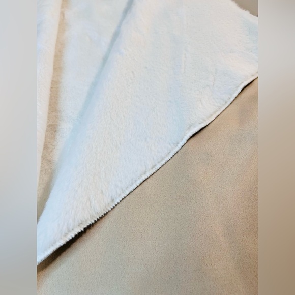 The Royal Standard Larson Oversized Vest, Color Cream and white, Size S/M - Picture 3 of 9